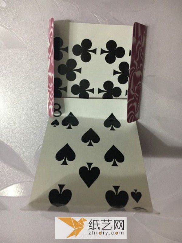 Origami storage box made of playing cards, turning waste into treasure to make New Year’s gifts