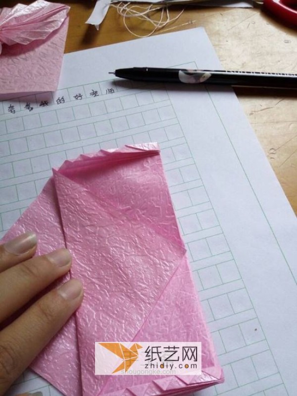 Tutorial on making feather-shaped origami bookmarks