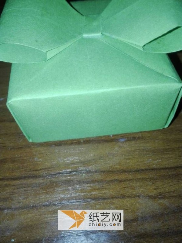 How to fold and make a simple handmade origami gift box. How to make an origami box with a bow.