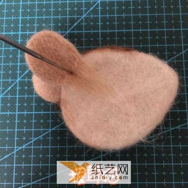 Illustrated tutorial on how to make a cute squirrel brooch from wool felt Creative DIY of handmade wool felt