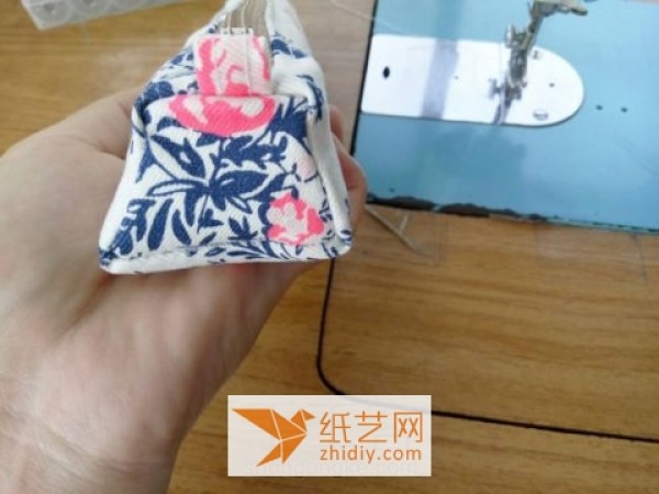 A simple and easy self-taught tutorial on making a practical pencil case with fabric art