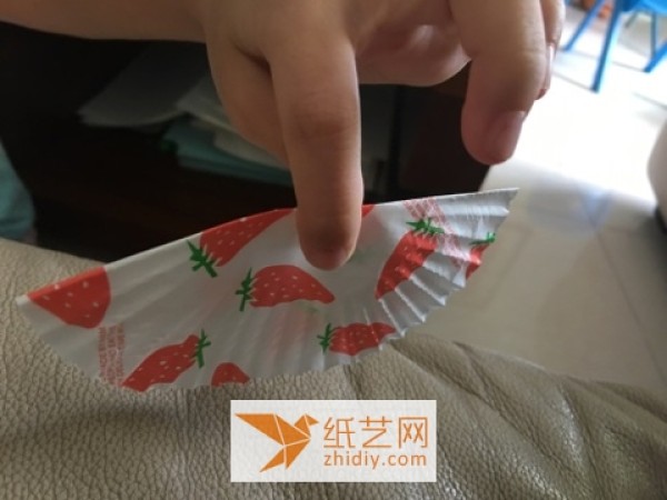 A three-minute DIY tutorial for children to make a small umbrella during the New Year holiday