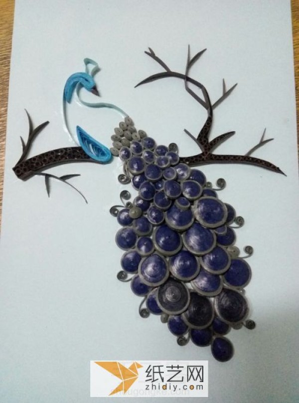 Tutorial on making paper-quilled peacocks by hand. Making creative paper-quilled greeting cards.