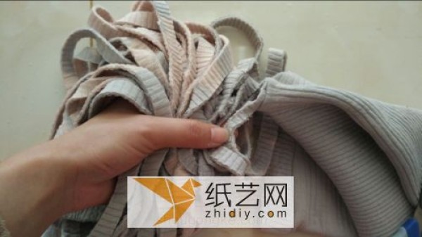 Turn old clothes into treasure and make strips of cloth for DIY DIY