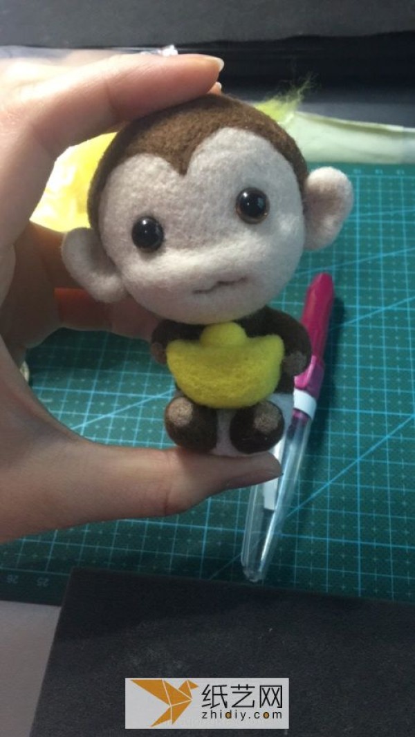 Tutorial on how to make a wool felt monkey, a handmade mascot for the Year of the Monkey. A golden monkey as a New Year gift.