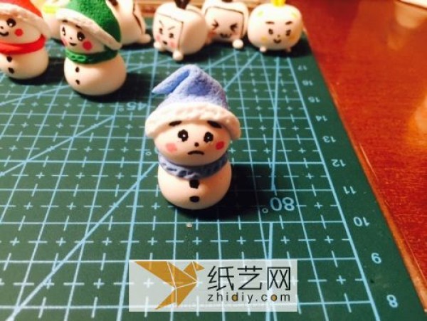 For Christmas gifts, you can make a small snowman out of ultra-light clay