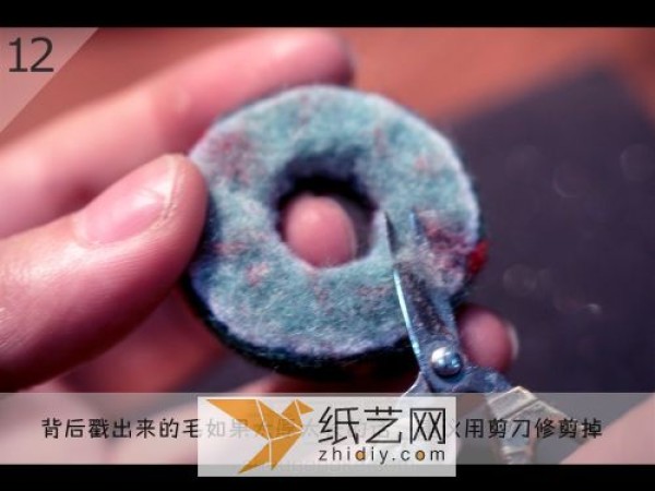 Tutorial on how to make a Christmas-style wool felt brooch. Poke Le is so domineering.