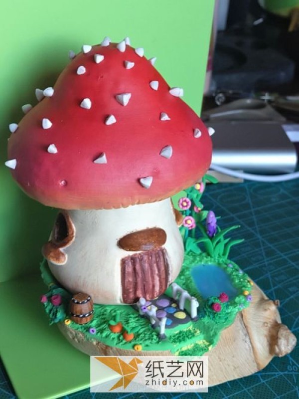 Tutorial for making a small mushroom house from fairy tales with ultra-light clay. A birthday gift for a friend.