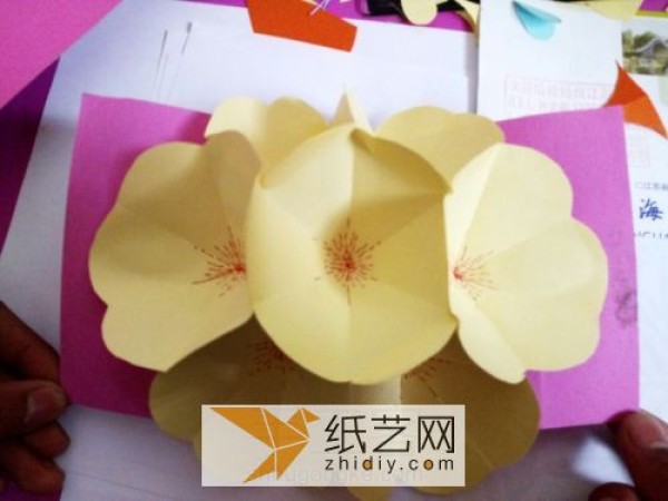 Illustrated tutorial on making handmade greeting cards with three-dimensional paper flowers using the exploding box mechanism