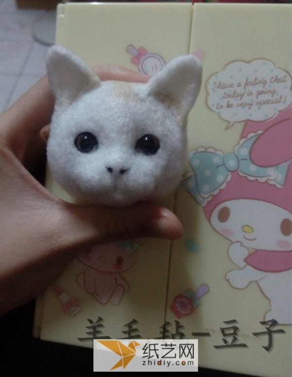 Detailed illustrated tutorial on how to make a wool felt kitten. A cute kitten head is made of wool felt.