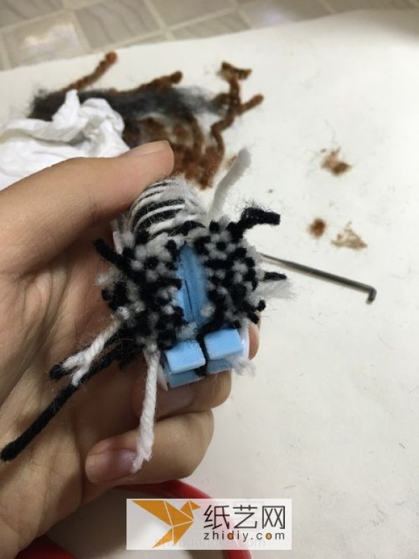 Tutorial on knitting a silly yarn ball to make a little hedgehog doll