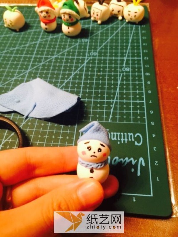 For Christmas gifts, you can make a small snowman out of ultra-light clay