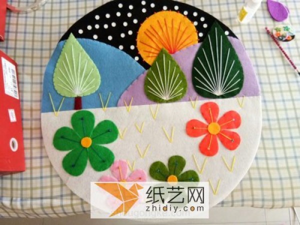 Illustrated tutorial on New Year gift tutorial for disc decoration made of non-woven fabrics