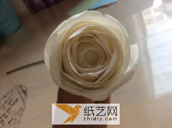 Paper art flowers made of hand-kneaded paper, pure white roses, kept as Valentine’s Day gifts for the goddess