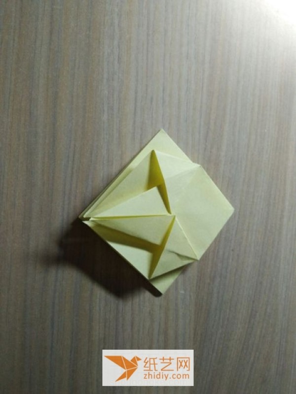 Tutorial on how to make an origami box shaped like a lily