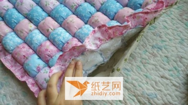 DIY tutorial teaches you how to make a fluffy effect fabric mat