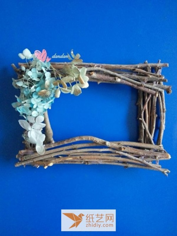 Decorative photo frames made by turning waste branches into treasures. Children’s handicrafts for the New Year