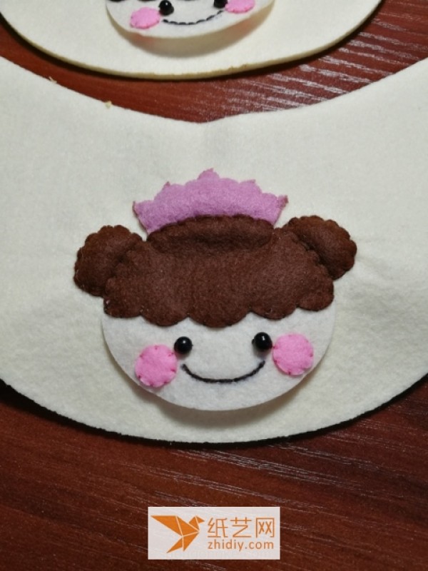 Tutorial on how to make little princess slippers from non-woven fabric as a New Year gift