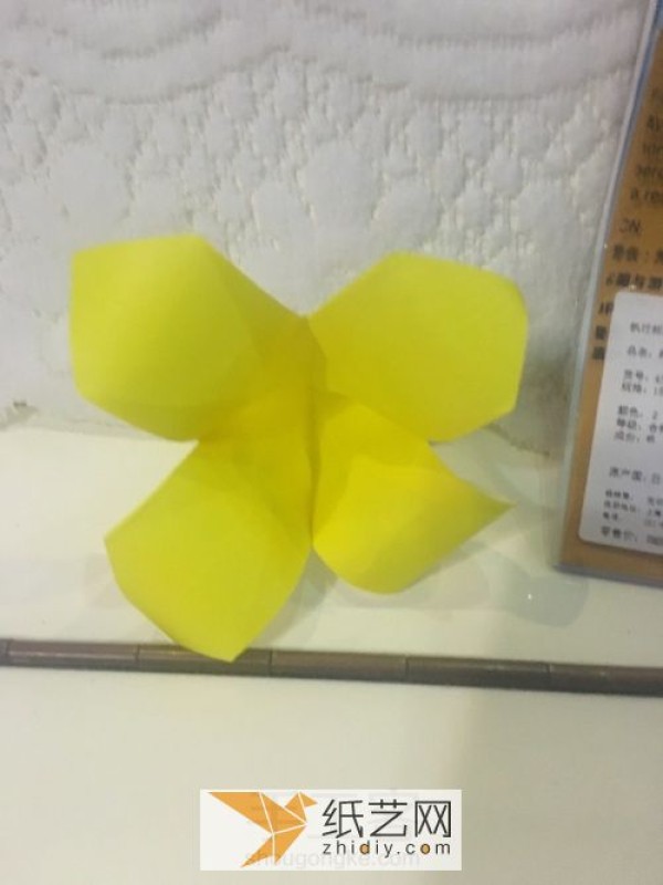 Teach you step by step how to make a simple three-dimensional origami flower. How to make a beautiful origami flower.