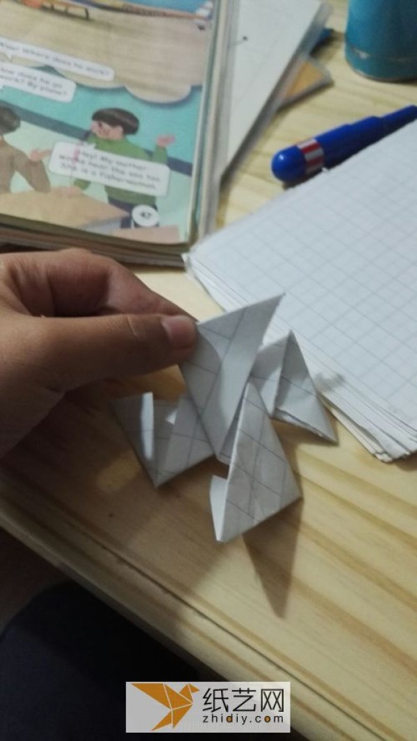 Ninja dart origami tutorial. Manual illustrations teach you how to fold darts step by step.