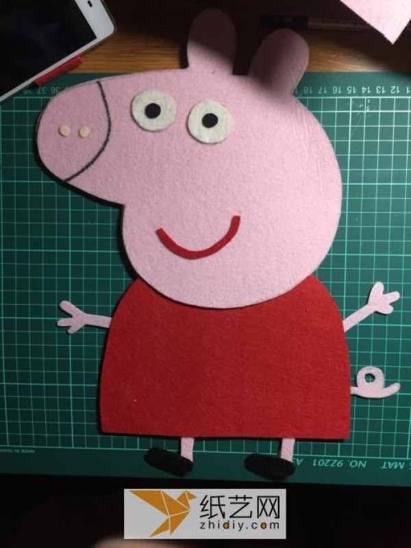 Tutorial on New Year’s gift of Peppa Pig doll made from non-woven fabric