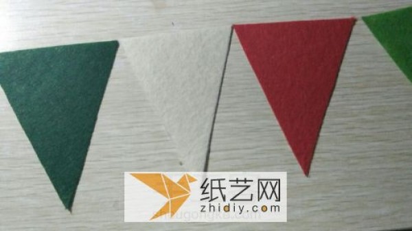 Tutorial on how to use non-woven fabric to decorate Christmas tree buntings at Christmas time