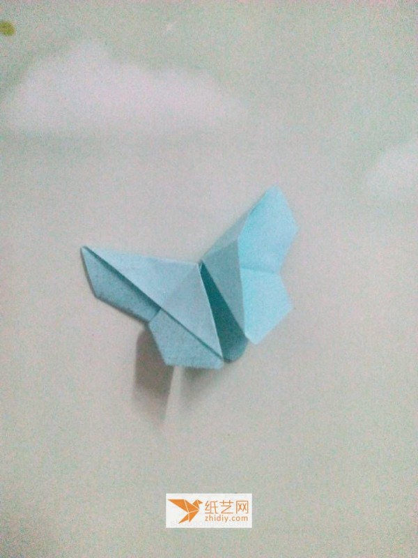 Illustrated tutorial on how to make a simple origami butterfly