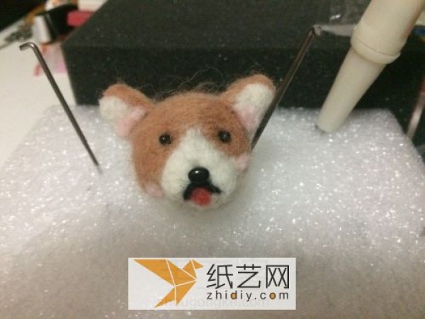 Super simple tutorial on how to make a corgi dog using wool felt poking fun