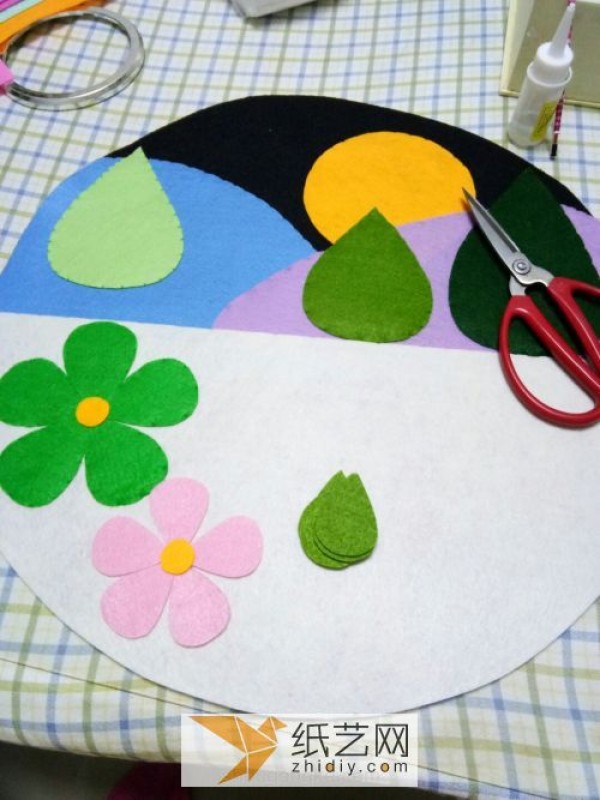 Illustrated tutorial on New Year gift tutorial for disc decoration made of non-woven fabrics