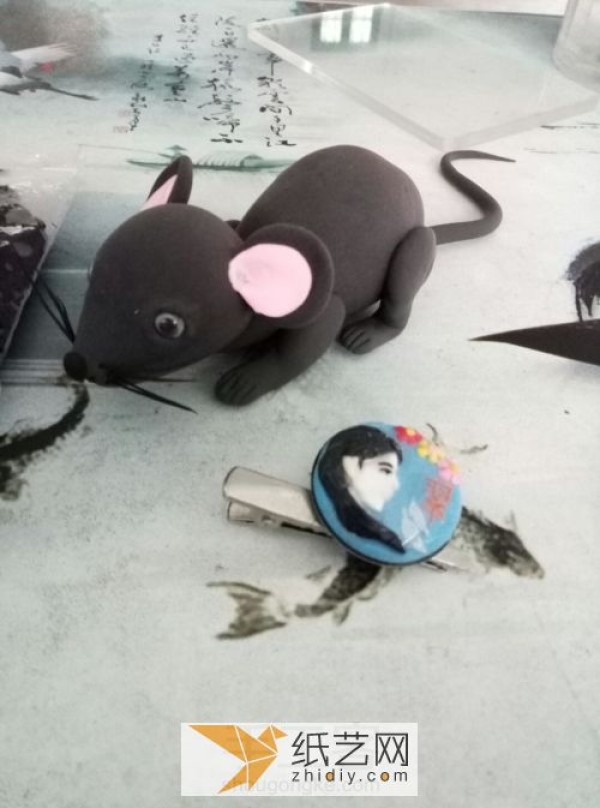 Small crafts for the New Year of the Rat. Tutorial illustration of a clever little mouse made from ultra-light clay.