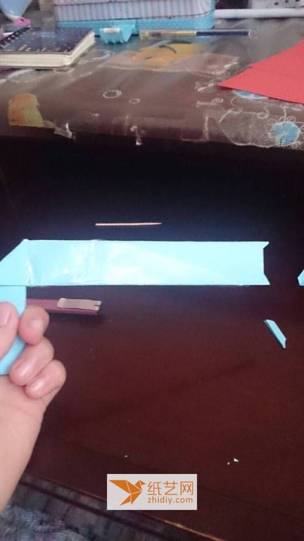 Make a submachine gun using paper cutting and origami methods