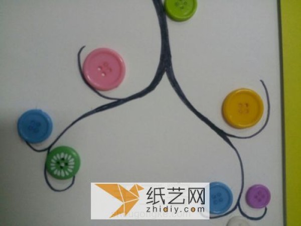 Turn waste into treasure and use buttons to make rainbow tree greeting cards. DIY production of handmade creative greeting cards