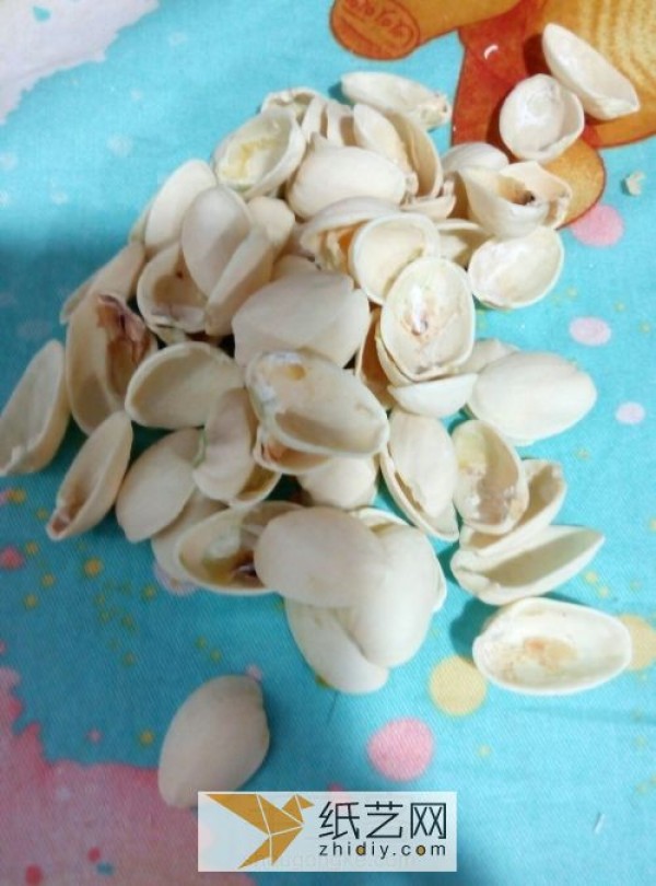 Turn pistachio shells into treasure and make cute facial makeup for the New Year. Simple children’s crafts are so interesting