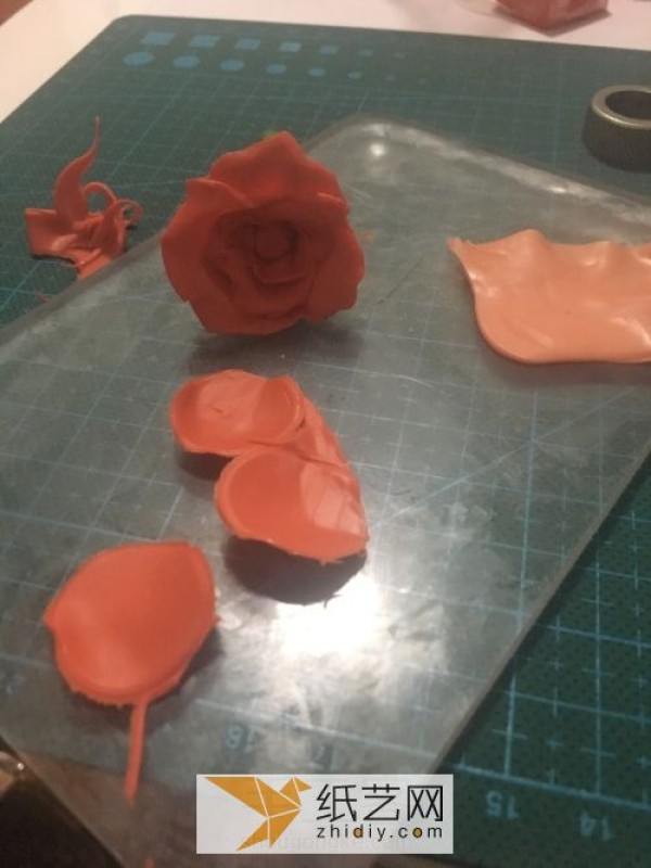 The ultra-light clay rose that can tell whether it is real or fake is a good gift for Valentine’s Day.