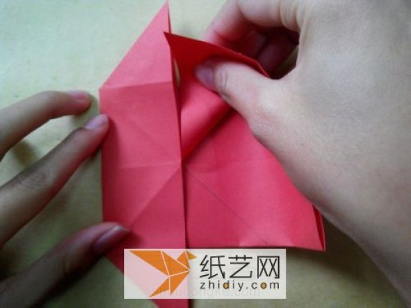 Real photo tutorial teaches you step by step how to fold origami roses