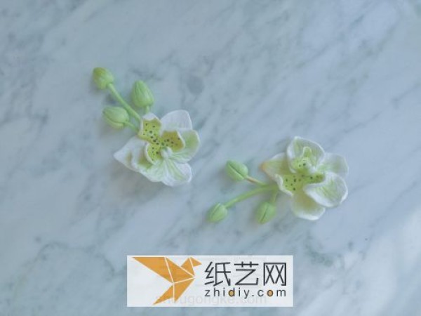 As a Valentine’s Day gift, I used ultra-light clay to make phalaenopsis orchid earrings. They are so beautiful!