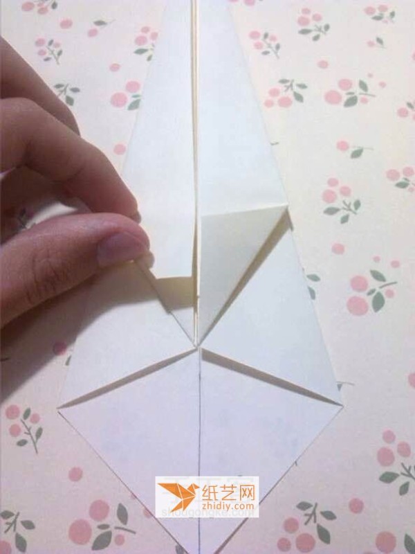 Detailed origami illustrated tutorial for three-dimensional origami swan