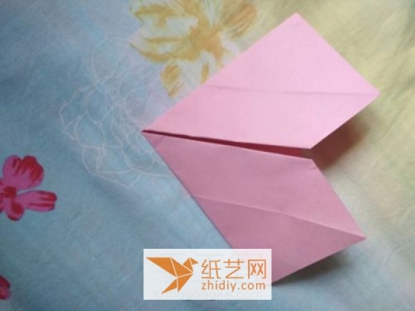 Super simple origami heart making tutorial so you no longer have to worry about Valentine’s Day gifts