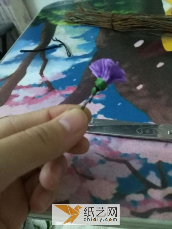 Tutorial on how to make lavender flowers from crepe paper. Real pictures to teach you how to make paper flowers.