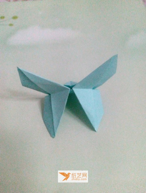 Illustrated tutorial on how to make handmade origami butterflies