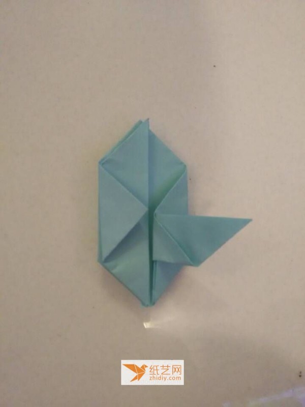 This is a tutorial for making origami balloons with wings. You can use them on Valentine’s Day.