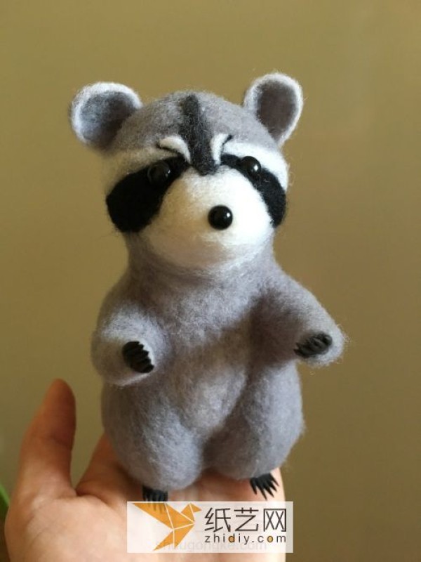 How to make a small raccoon doll by hand using wool felt? fulfill your wishes