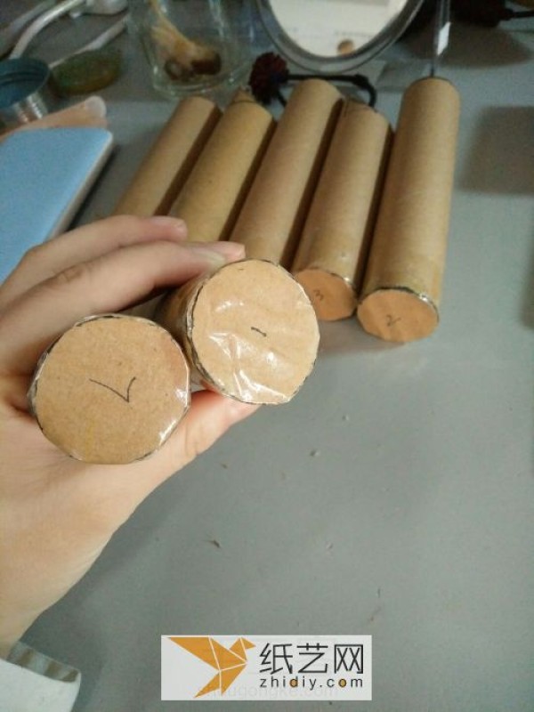 Tutorial on turning waste paper tubes into useful desktop storage tools and making them into practical pen holders