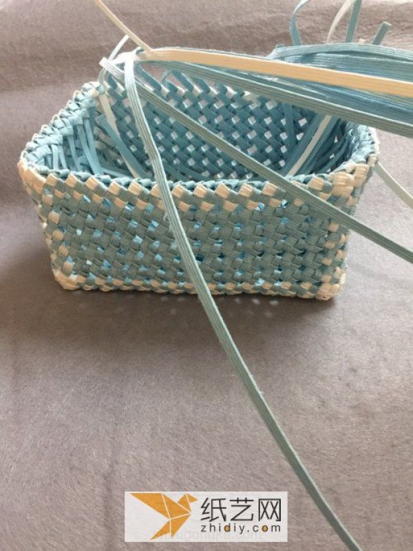 Use the knitting method to make tissue boxes. Illustrated tutorial on hand-knitting a storage box.