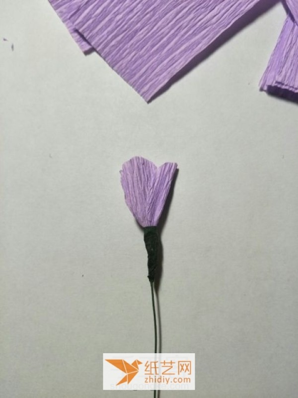 Illustrated tutorial on making beautiful paper flowers from crepe paper as a Teacher’s Day gift