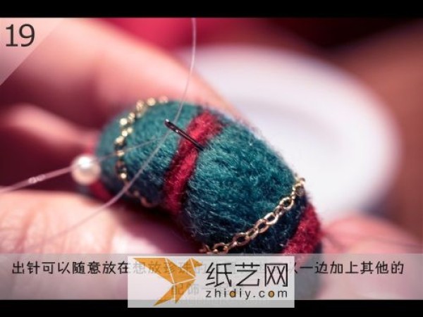 Tutorial on how to make a Christmas-style wool felt brooch. Poke Le is so domineering.