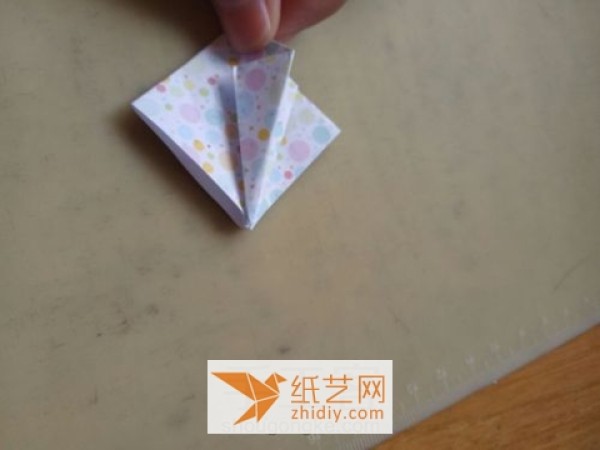 Illustrated tutorial on how to make an origami sun umbrella for girls.