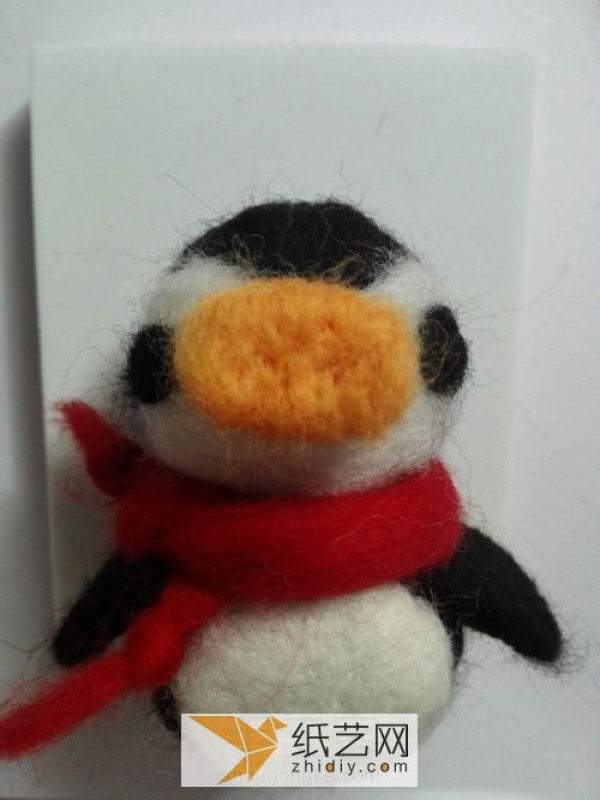 Tutorial on how to make wool felt little penguin dolls. Make a pair and it will be a Valentine’s Day gift.