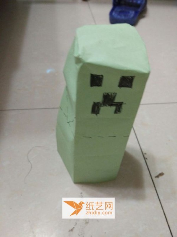 The process of origami creeper. Teach you step by step.