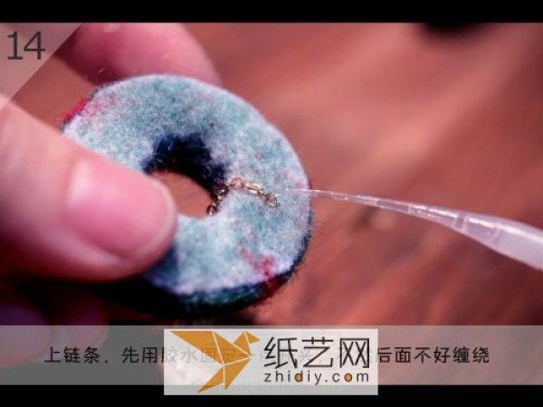 Tutorial on how to make a Christmas-style wool felt brooch. Poke Le is so domineering.